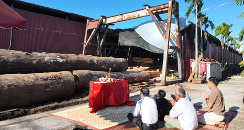 Khách Hàng Thăm xưởng – Tham quan mẫu nhà gỗ phong kiến