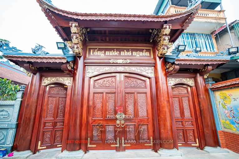 Cổng tam quan trong quần thế nhà chú Trang tại văn lâm hưng yên